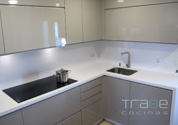 Atlántico Arcilla con silestone white stone 3 Trabe Cocinas Lugo