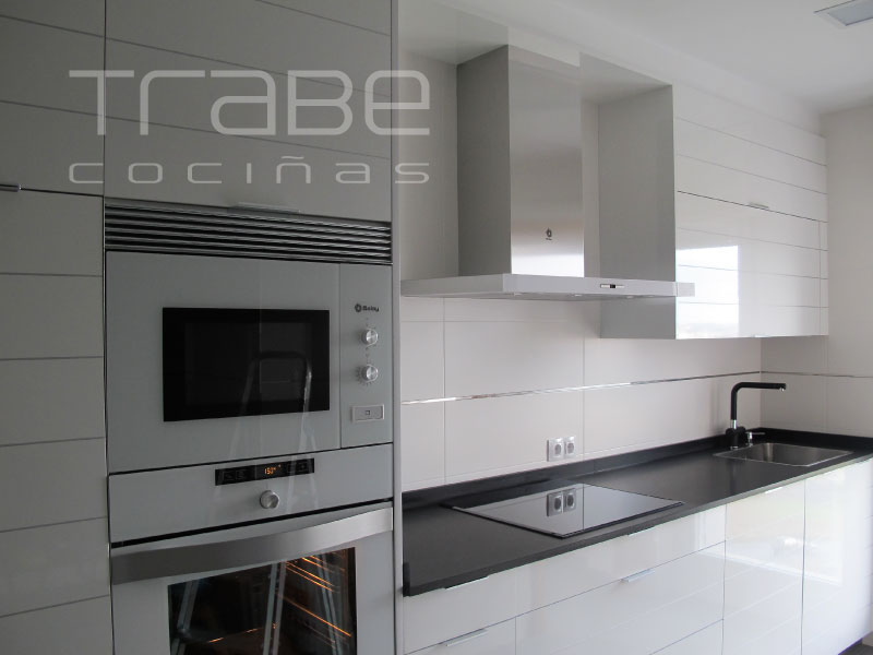 arabigo laminado brillo con electrodomesticos en cristal blanco granito negro mate 01